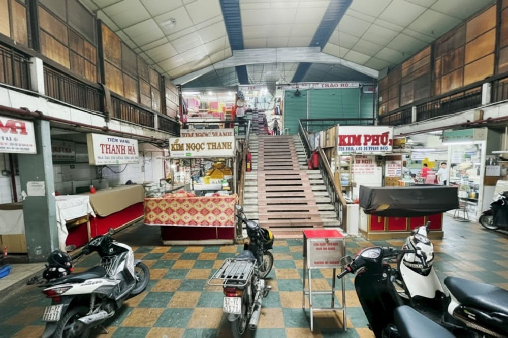 Bạn có thể di chuyển đến chợ Bà Chiểu dễ dàng bằng xe máy và gửi xe ở khu vực bên ngoài chợ